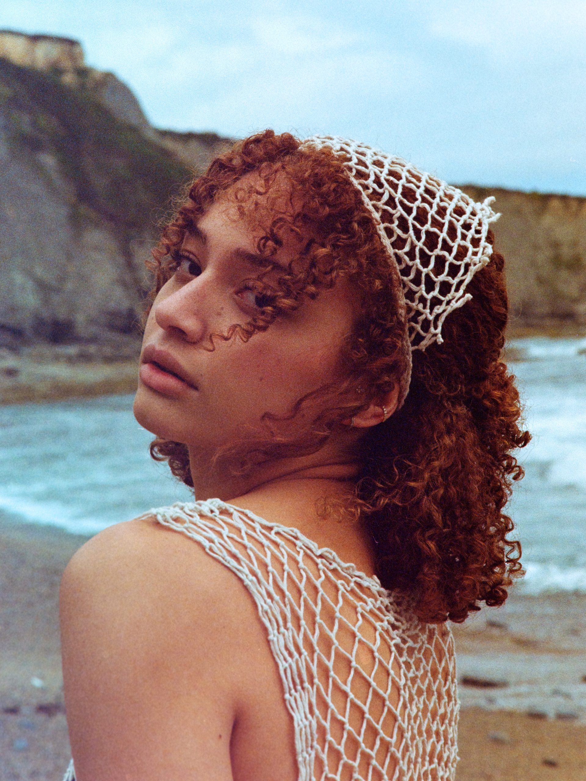 modelo con pañuelo brisa y top nacar en blanco de algodón reciclado