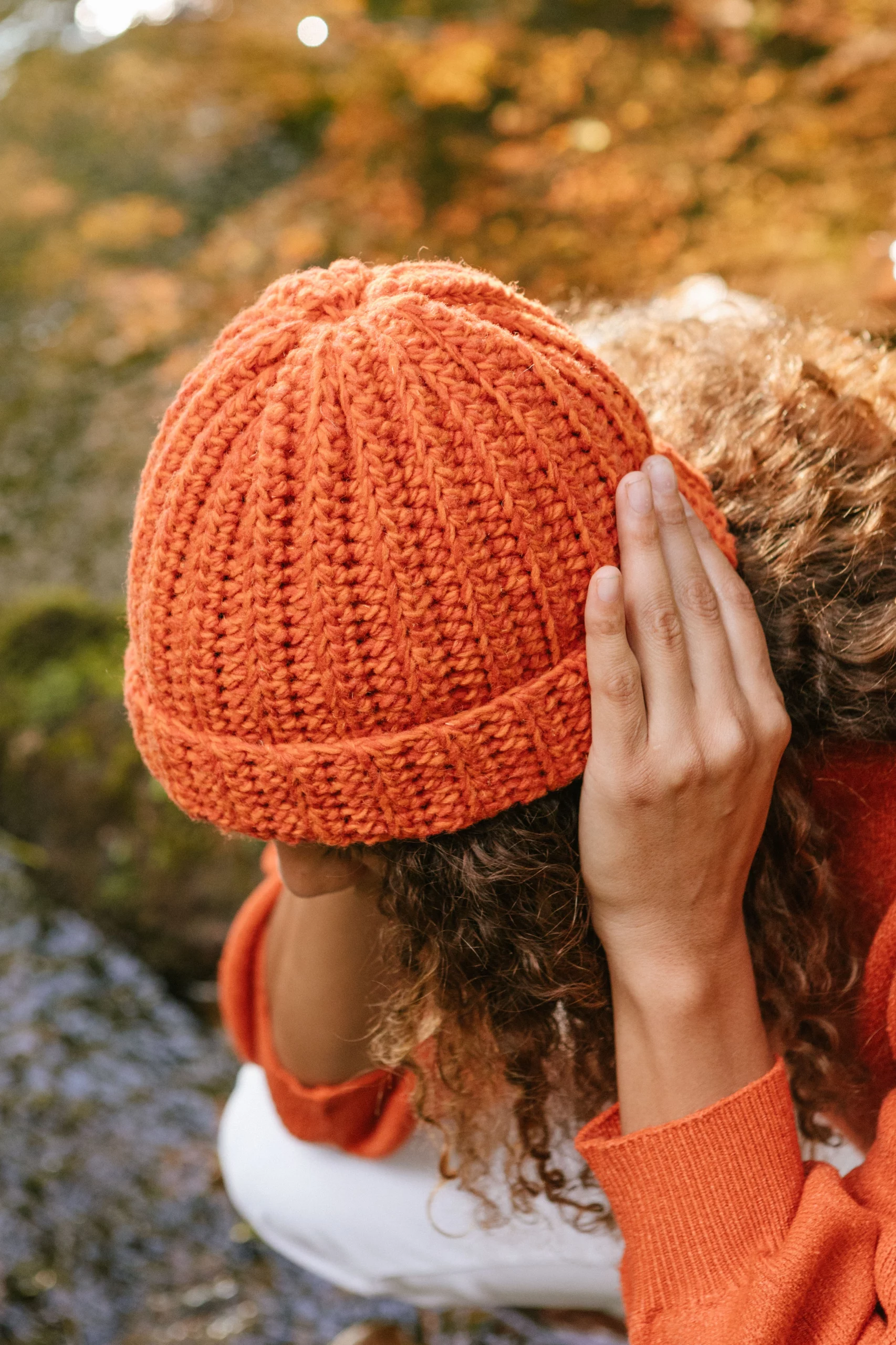modelo con gorro liquen naranja lana merina