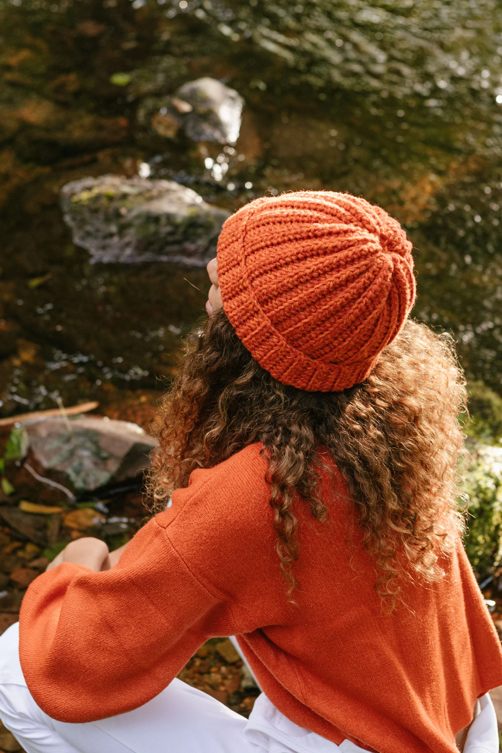 modelo con gorro liquen naranja lana merina