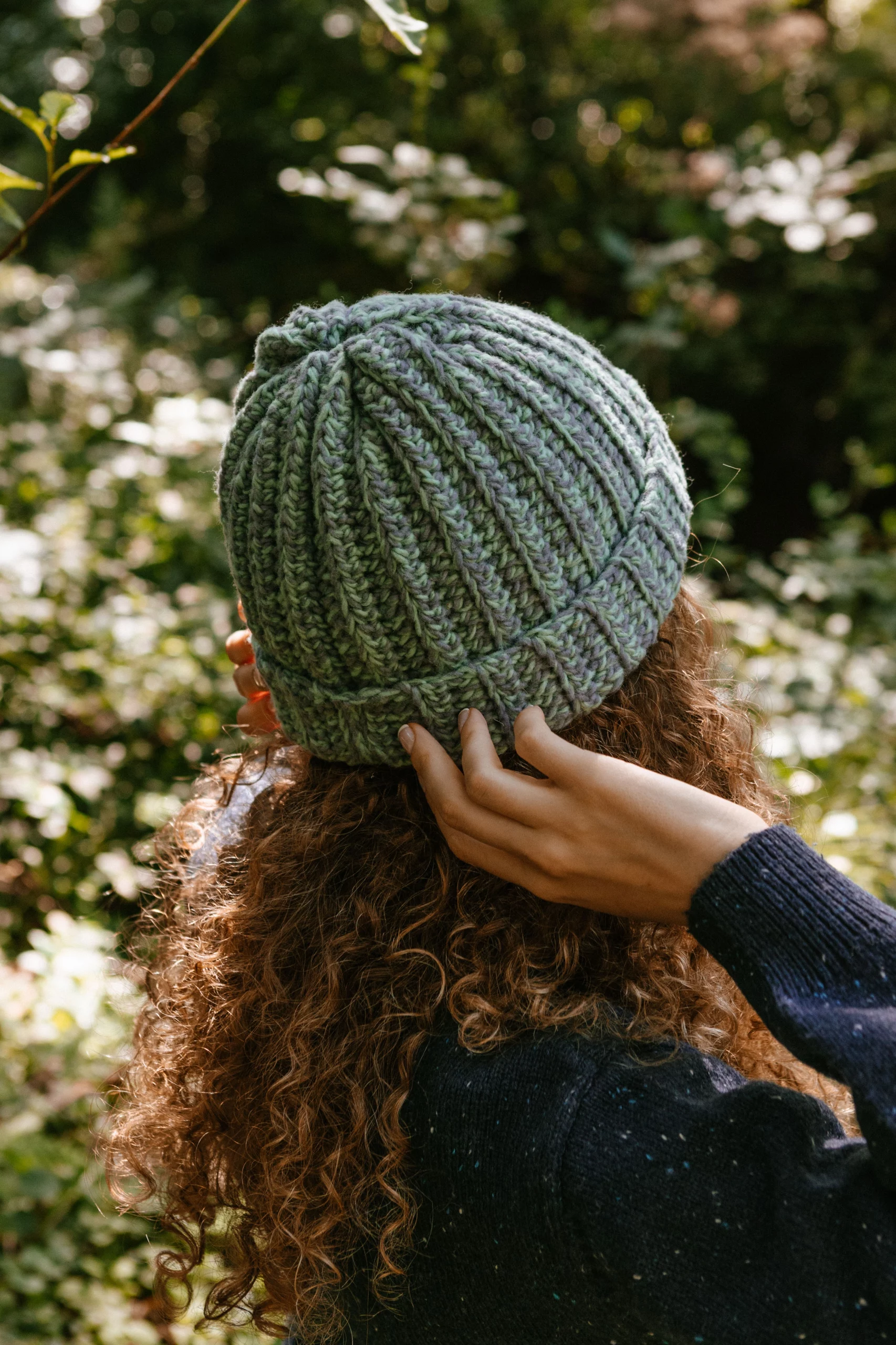 gorro liquen azul lana modelo con gorro liquen azul lana merina