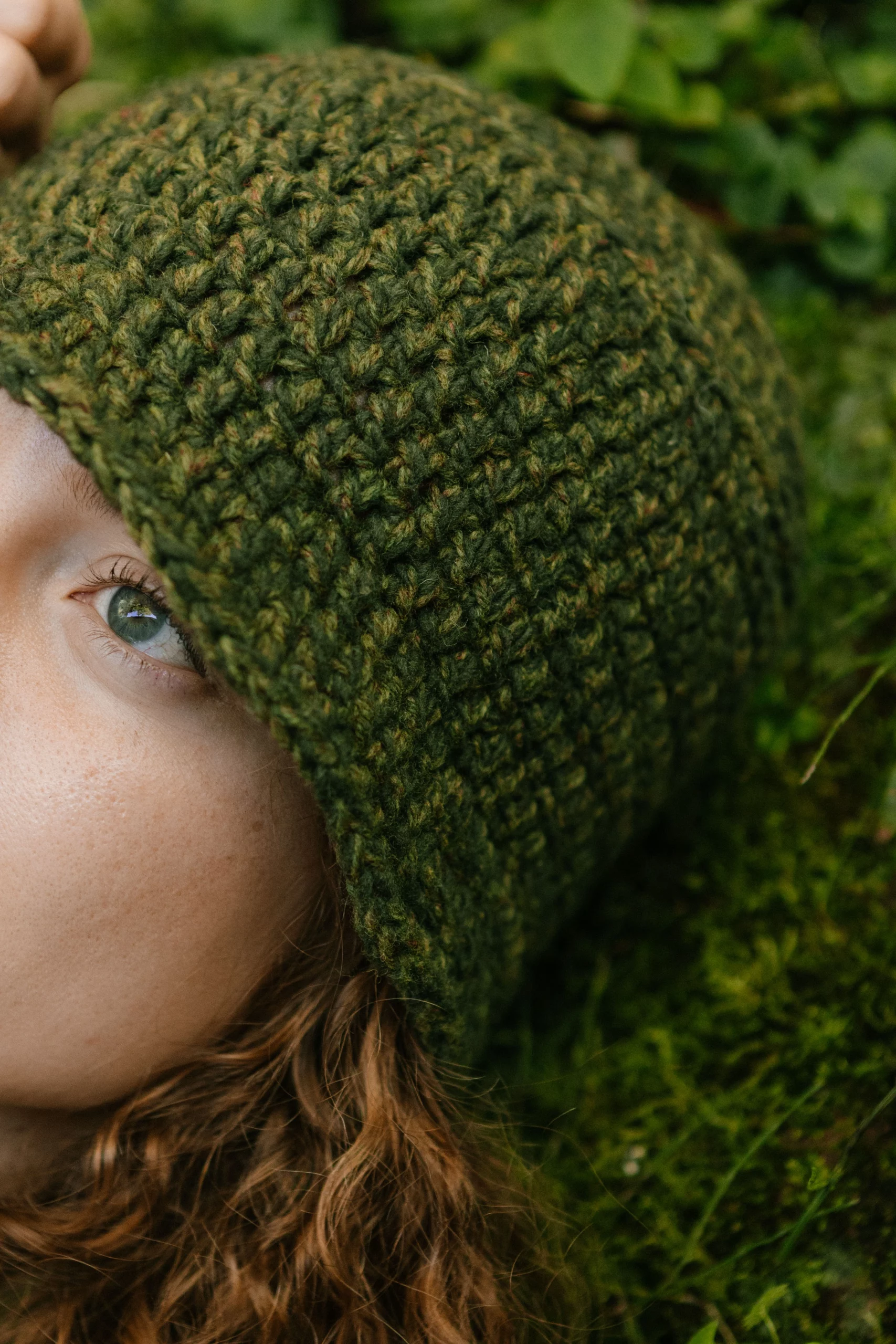 modelo detalle gorro bucket lana musgo