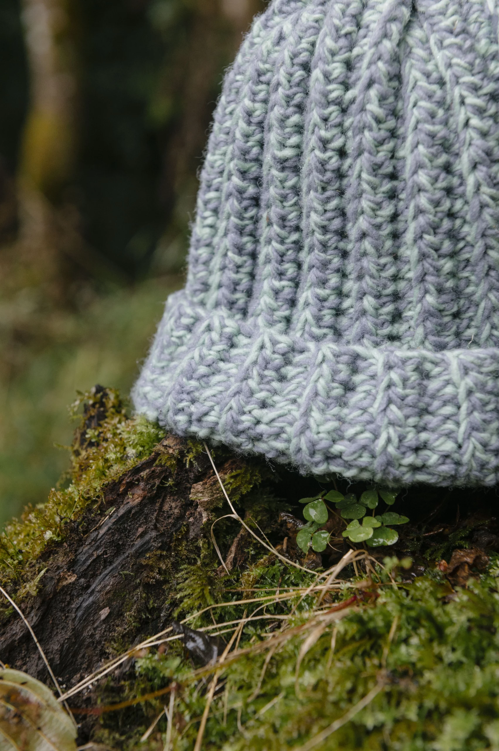 Gorro liquen azul lana detalle Gorro liquen azul lana