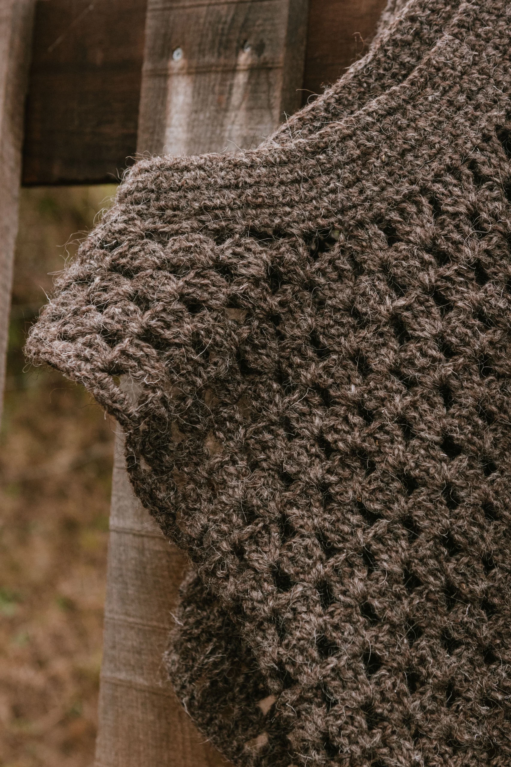 chaleco lana xalda gris detalle cuello chaleco lana xalda gris