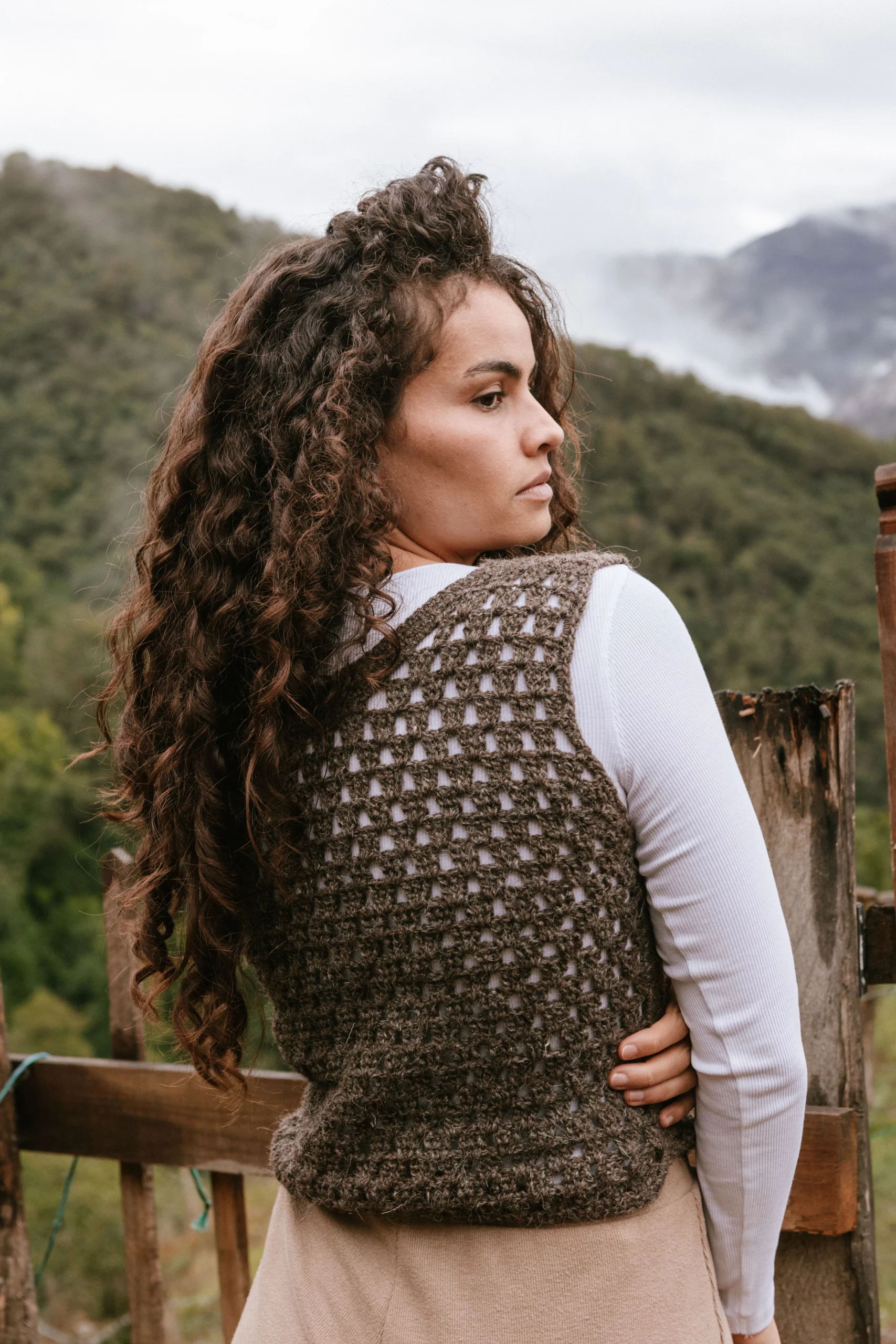 chaleco lana xalda gris modelo con chaleco lana xalda gris espalda