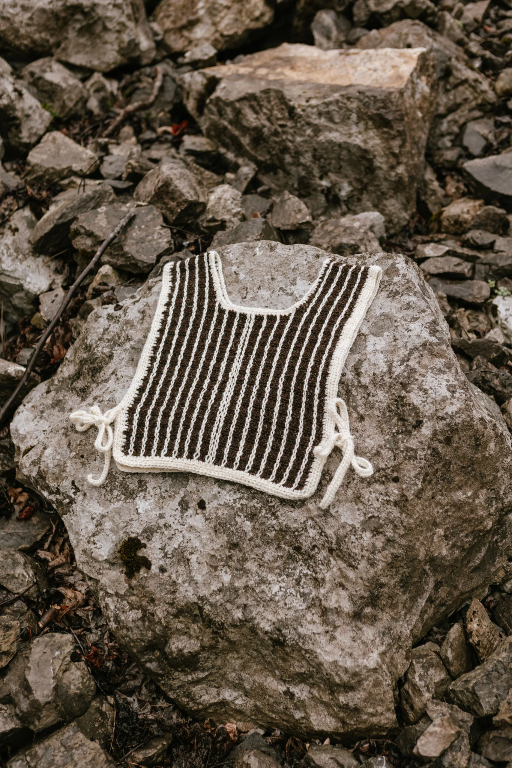 chaleco lana xalda negro chaleco lana xalda negro sobre roca