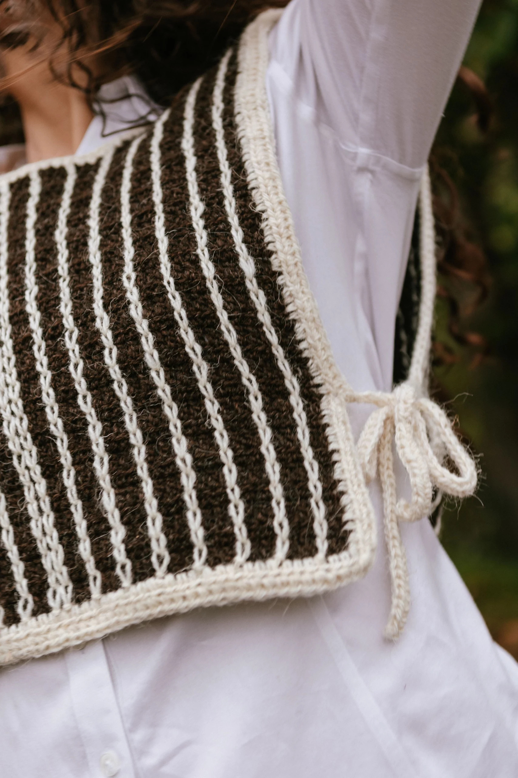 chaleco lana xalda negro detalle del chaleco lana xalda negro