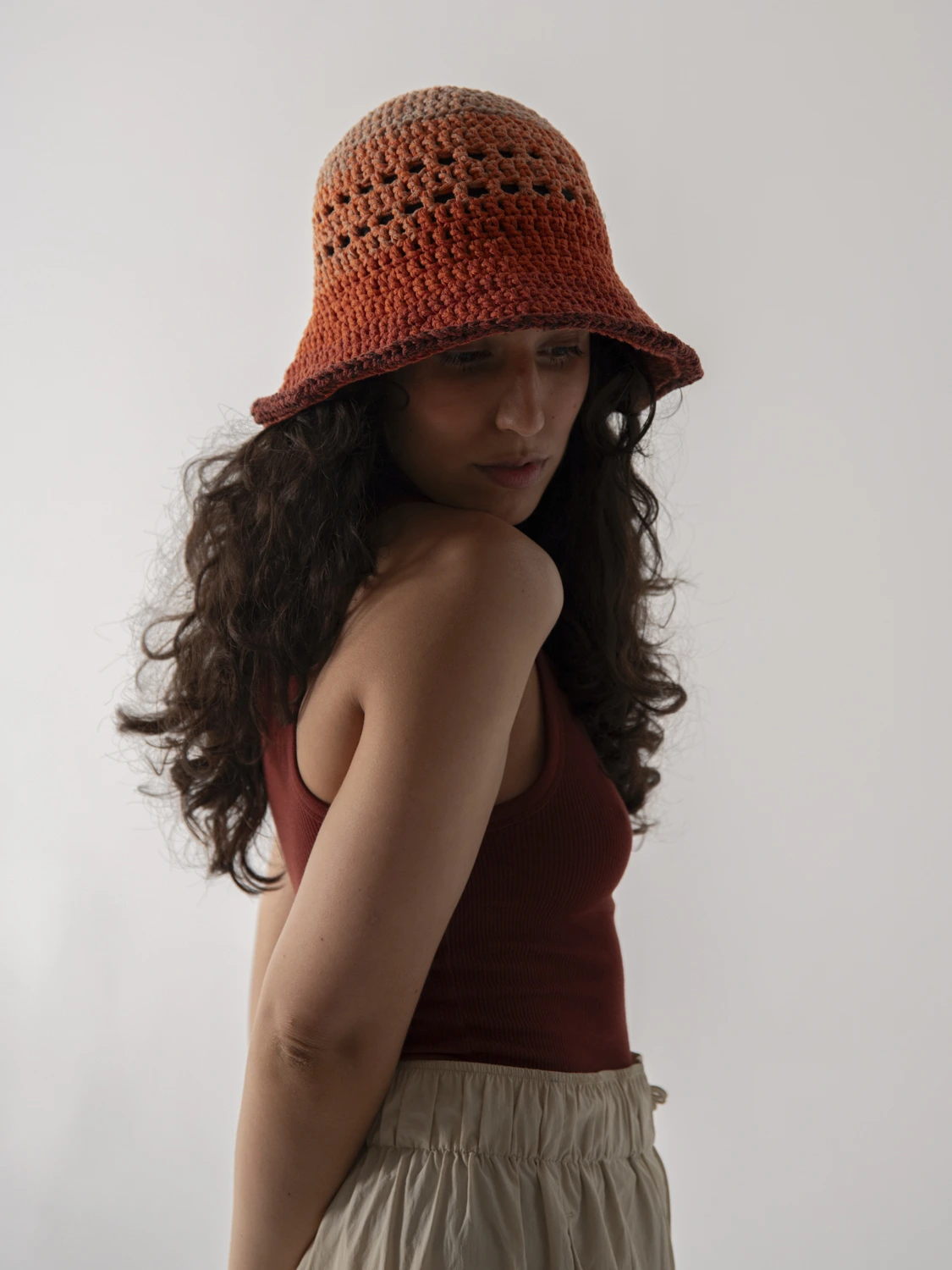 modelo con gorro bucket algodon piescu