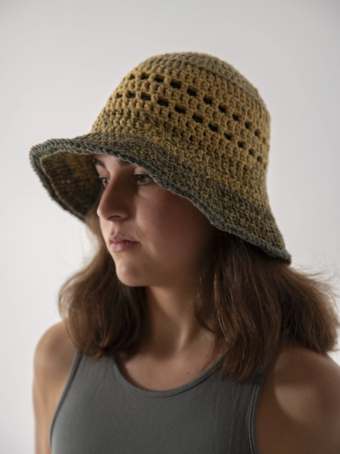 modelo con gorro bucket algodon figu