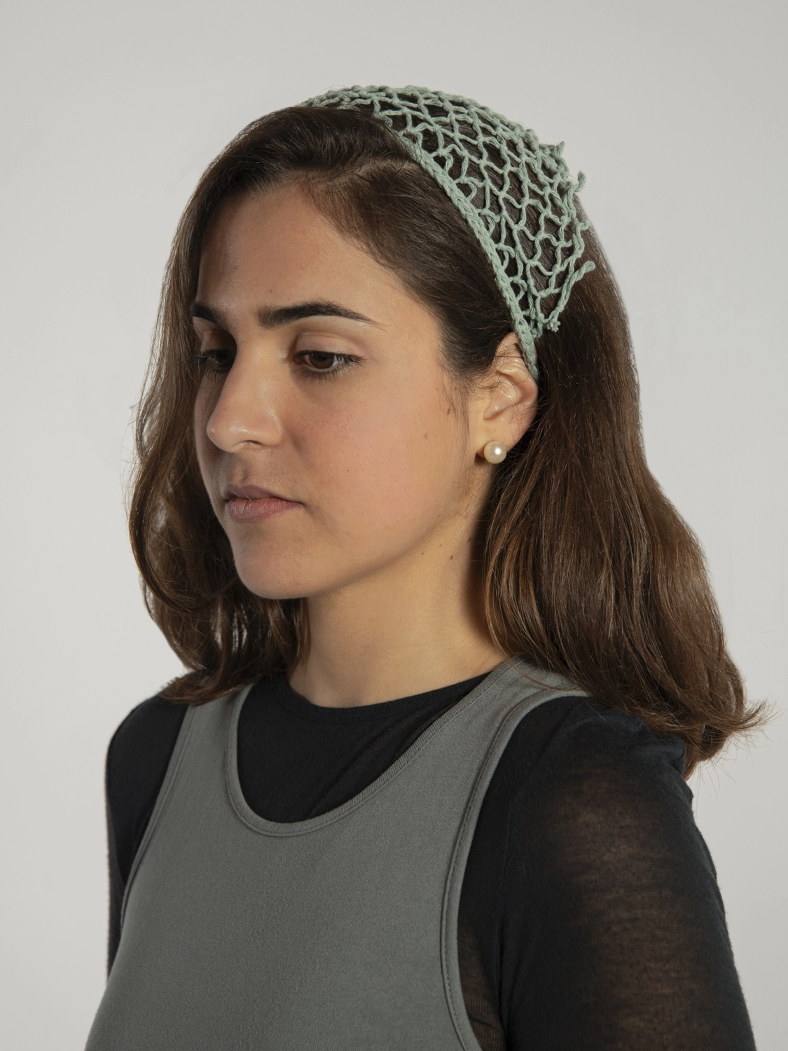 modelo con pañuelo red brisa azul