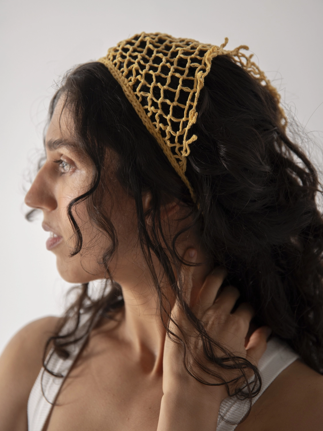 modelo con pañuelo red brisa amarillo