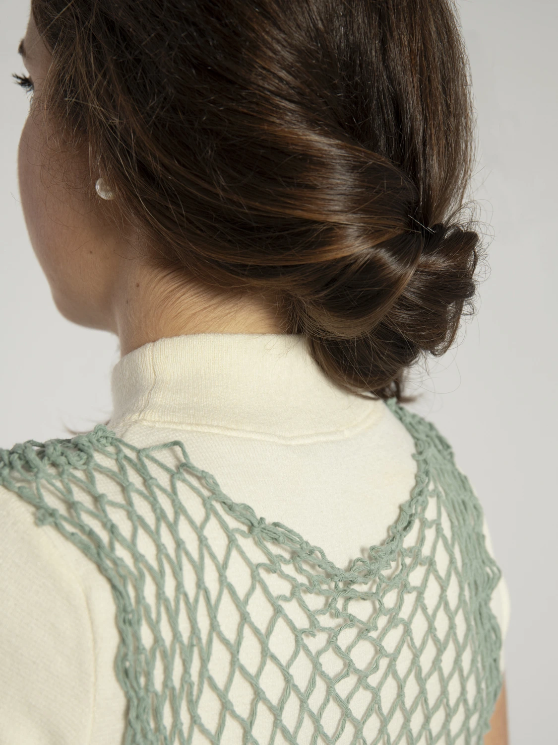 detalle espalda modelo con top red nacar turquesa