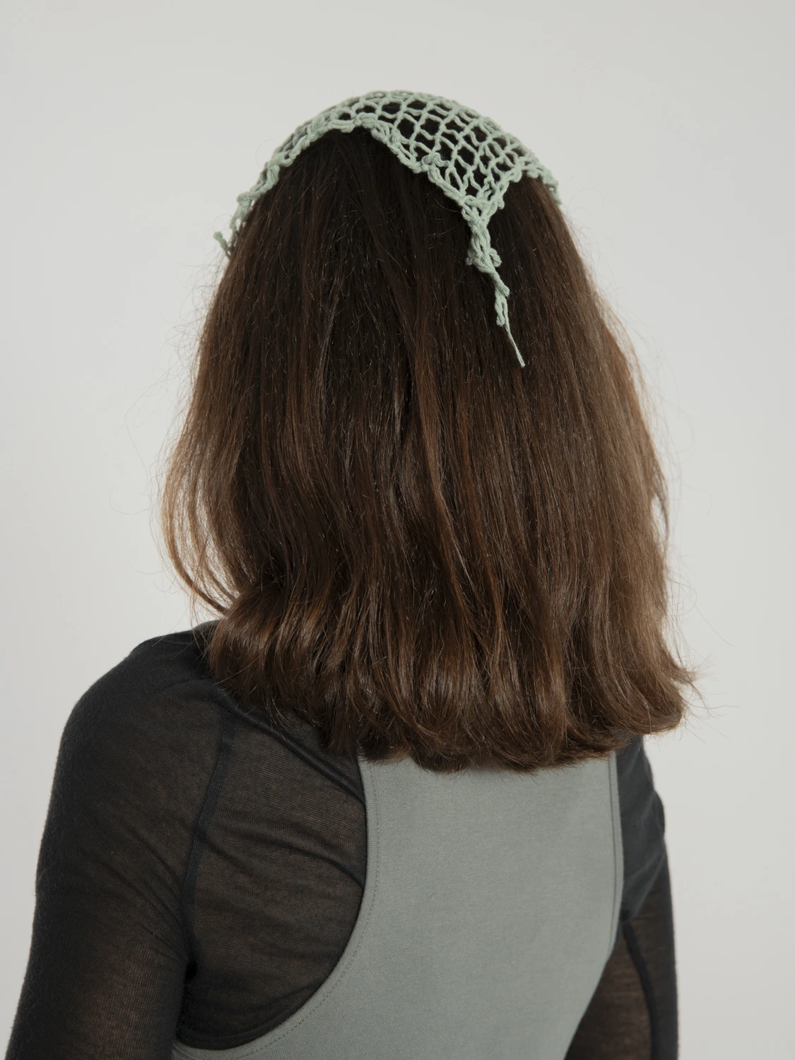 modelo con pañuelo red brisa azul espalda