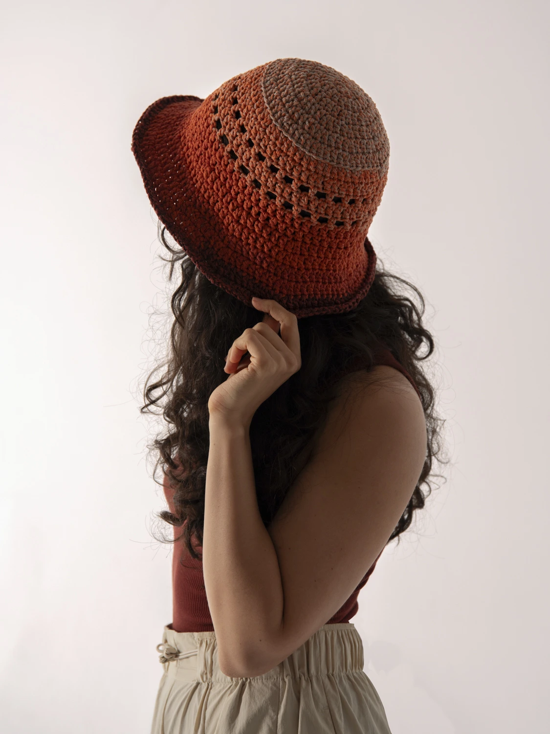 modelo con gorro bucket algodon piescu