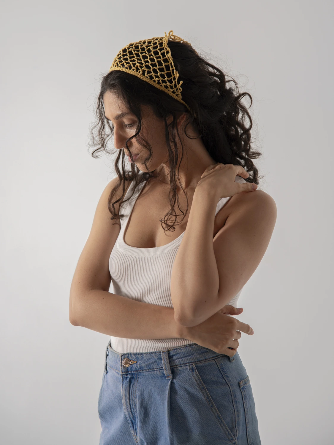 modelo con pañuelo red brisa amarillo