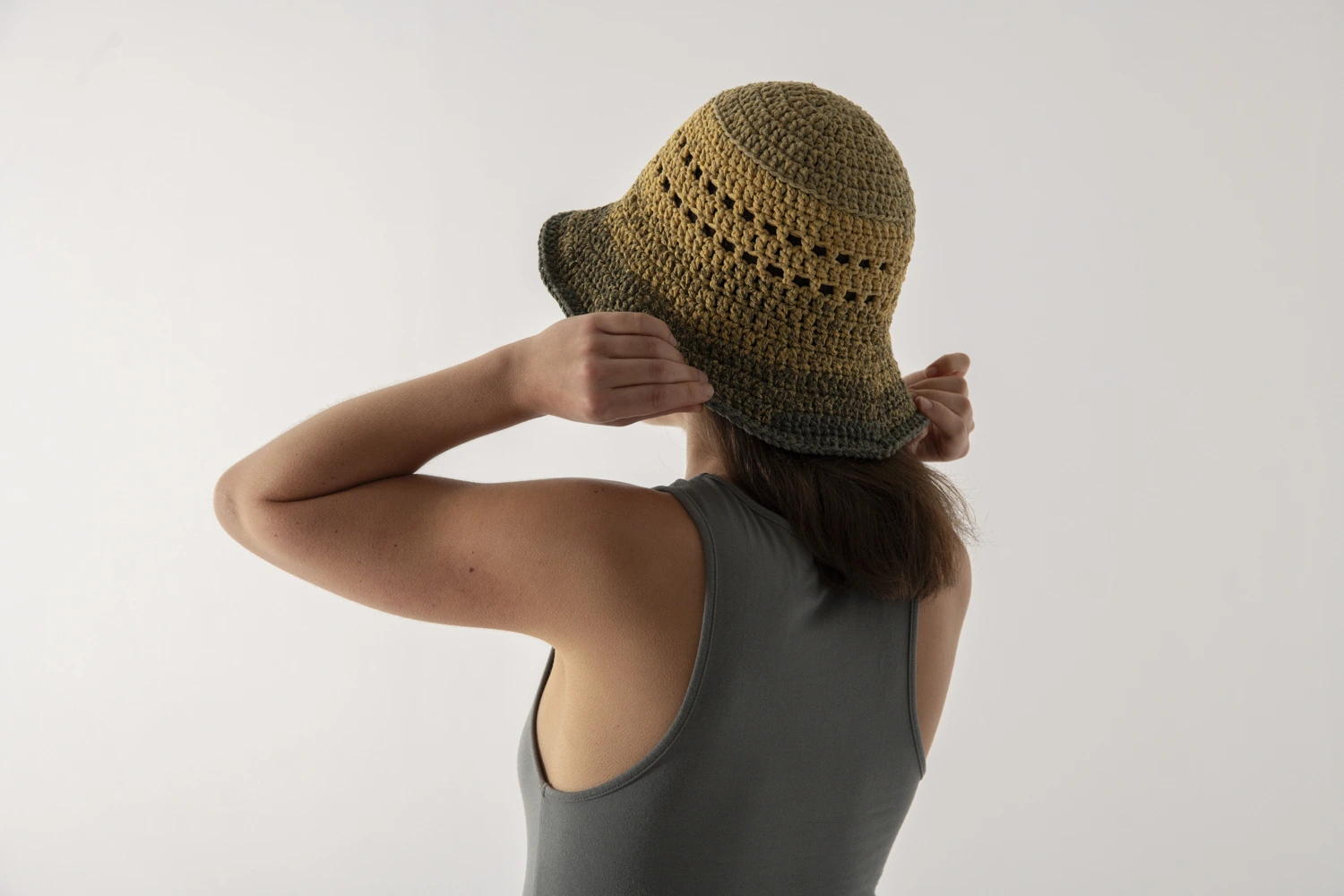modelo espalda con gorro bucket algodon figu