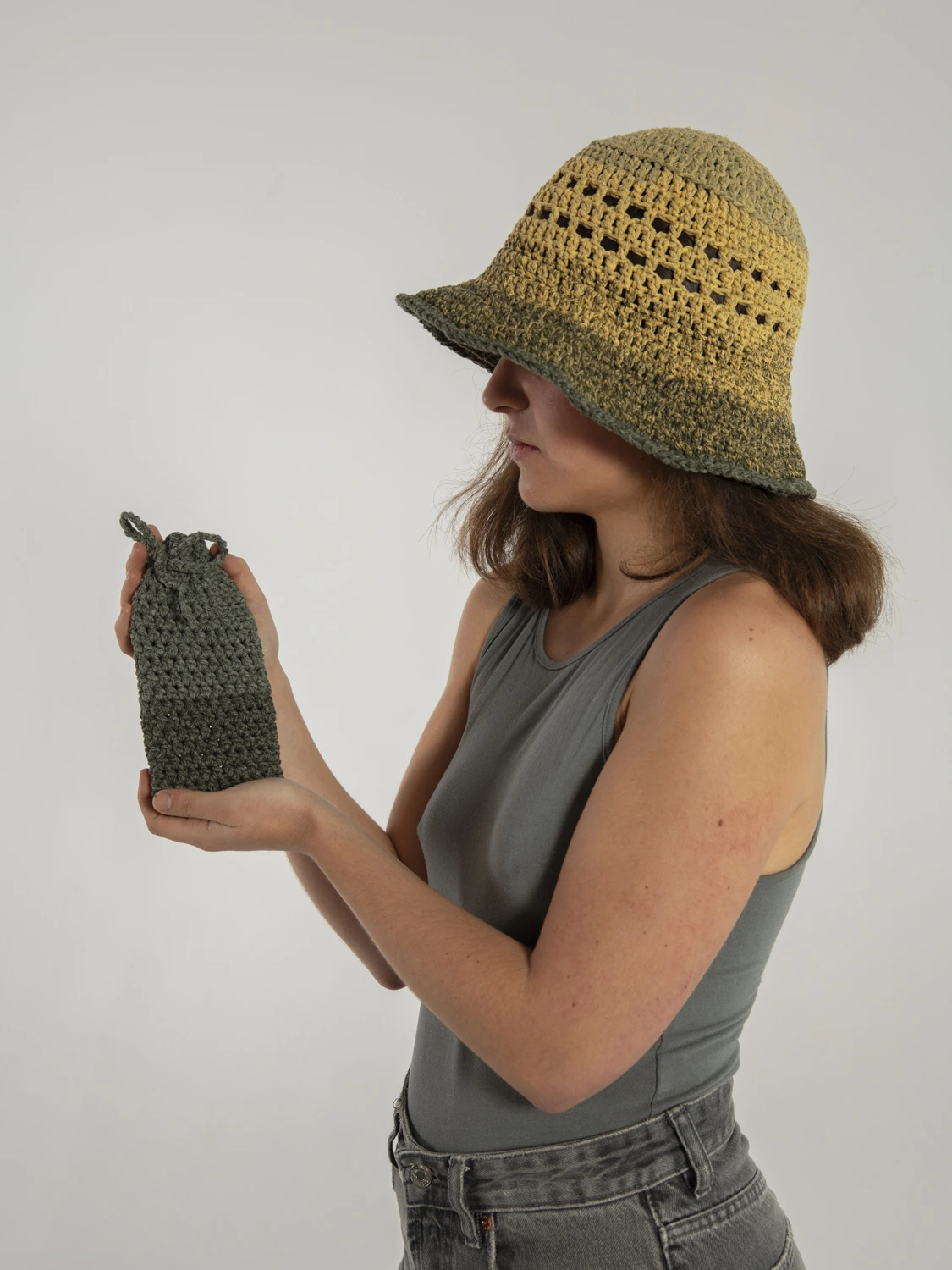 modelo con gorro bucket funda de gafas algodon figu